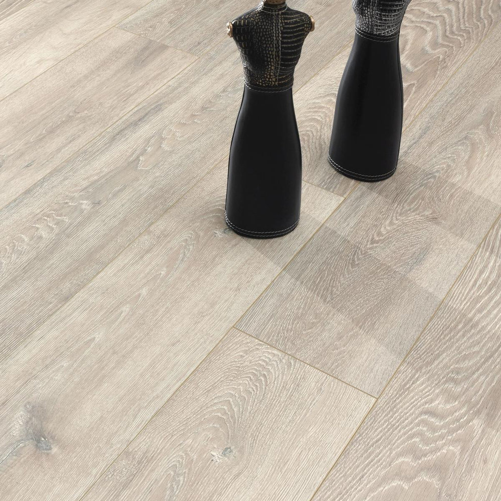 Colorado Oak 12mm Laminate Wooden Flooring - 1288 x 195 x 12 mm - 1.51 M2 Per box
