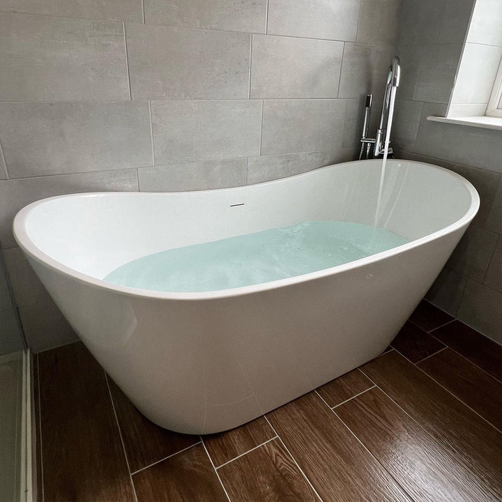 Modern freestanding 1700mm white bath