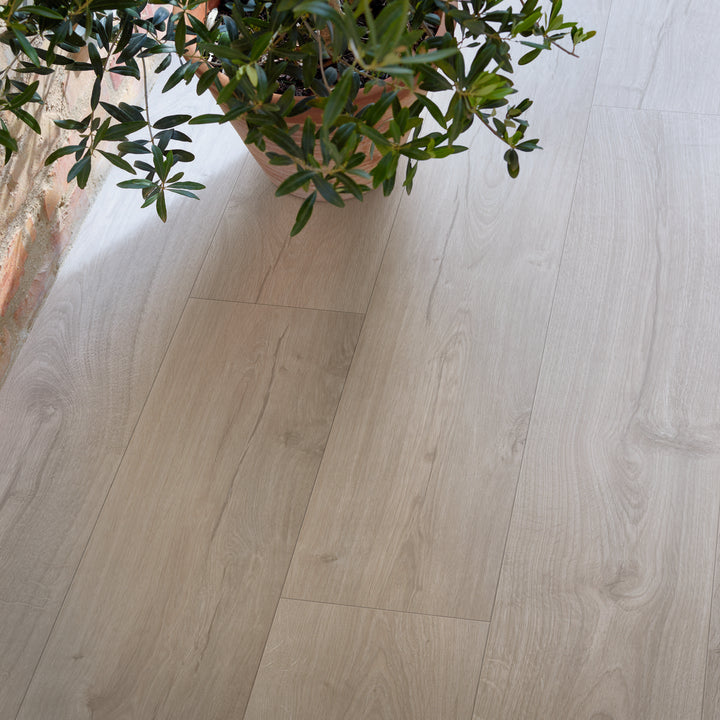 Pergo Laminate Flooring - Visby New England Oak - 1380mm x 190mm x 8mm - 1.835m2 per pack