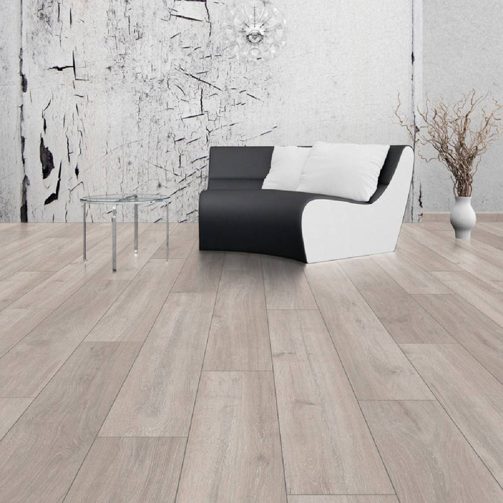 Rockford Oak 8mm Laminate Wooden Flooring - 2.22sqm per pack